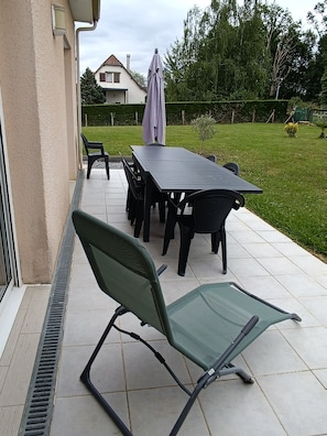 Outdoor dining - New Listing (Arbus)