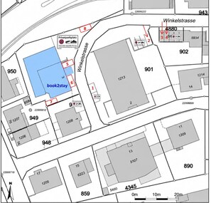 Un plano de planta con habitaciones numeradas, un área central azul etiquetada 'book2stay' y una zona de estacionamiento privada.