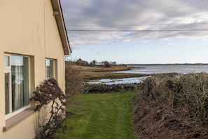 A house with a view of a body of water and a grassy area. - Delightful Cottage, Strangford Lough, County Down (Newtownards)