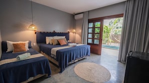 Une chambre d’hôtel avec deux lits, une grande fenêtre et une vue sur la verdure environnante.