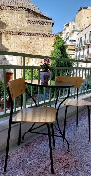 Outdoor dining - Home4You. A comfortable, modern,recently renovated apartment in the city center. (Thessaloniki)
