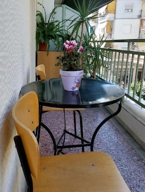 Outdoor dining - Home4You. A comfortable, modern,recently renovated apartment in the city center. (Thessaloniki)