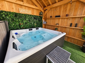 Indoor spa tub - New Listing (Jorxey)