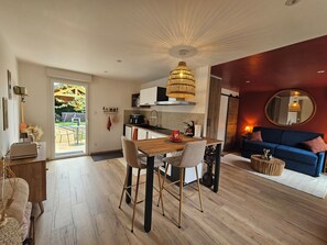 Een moderne woonruimte met een eethoek, keuken en zithoek.