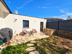 Outdoor dining - New Listing (Jorxey)