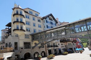 A multi-story hotel with a glass bridge connecting different levels. - Luxury Lionshead Village hotel room! 1 Min Walk to Slopes, Shops, Restaurants (Vail)