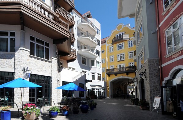 A street with buildings, outdoor seating, and potted plants. - Luxury Lionshead Village hotel room! 1 Min Walk to Slopes, Shops, Restaurants (Vail)