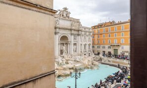 Blick auf den Trevi-Brunnen, im Vordergrund eine Menschenmenge.