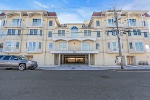 Exterior - 4 Bedroom Rooftop Retreat in beautiful Seaside Heights (Seaside Heights)