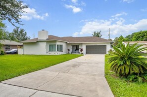 Exterior - Luxury Winter Park Pool Home! (Winter Park)
