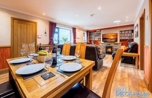 Dining - The Beach Haven at Bude. A high-quality, dog-friendly, holiday cottage, Cornwall (Bude)