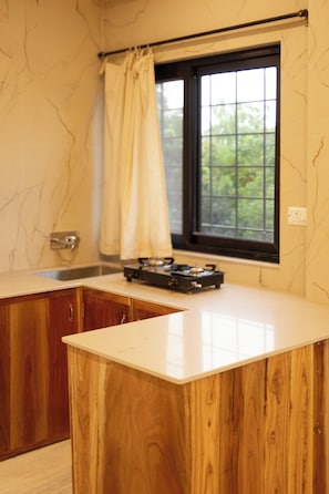 Private kitchen - Giriraj Guesthouse (Mayapur)