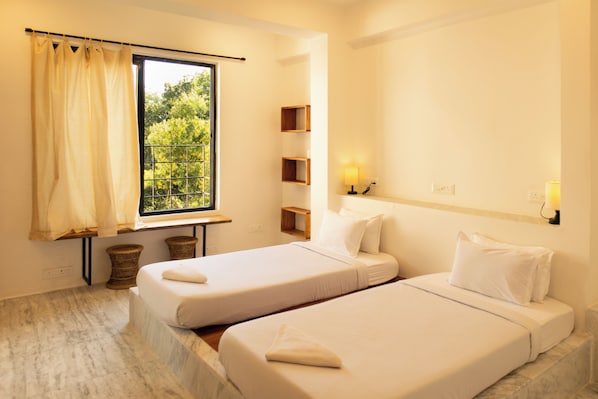 Room - Giriraj Guesthouse (Mayapur)