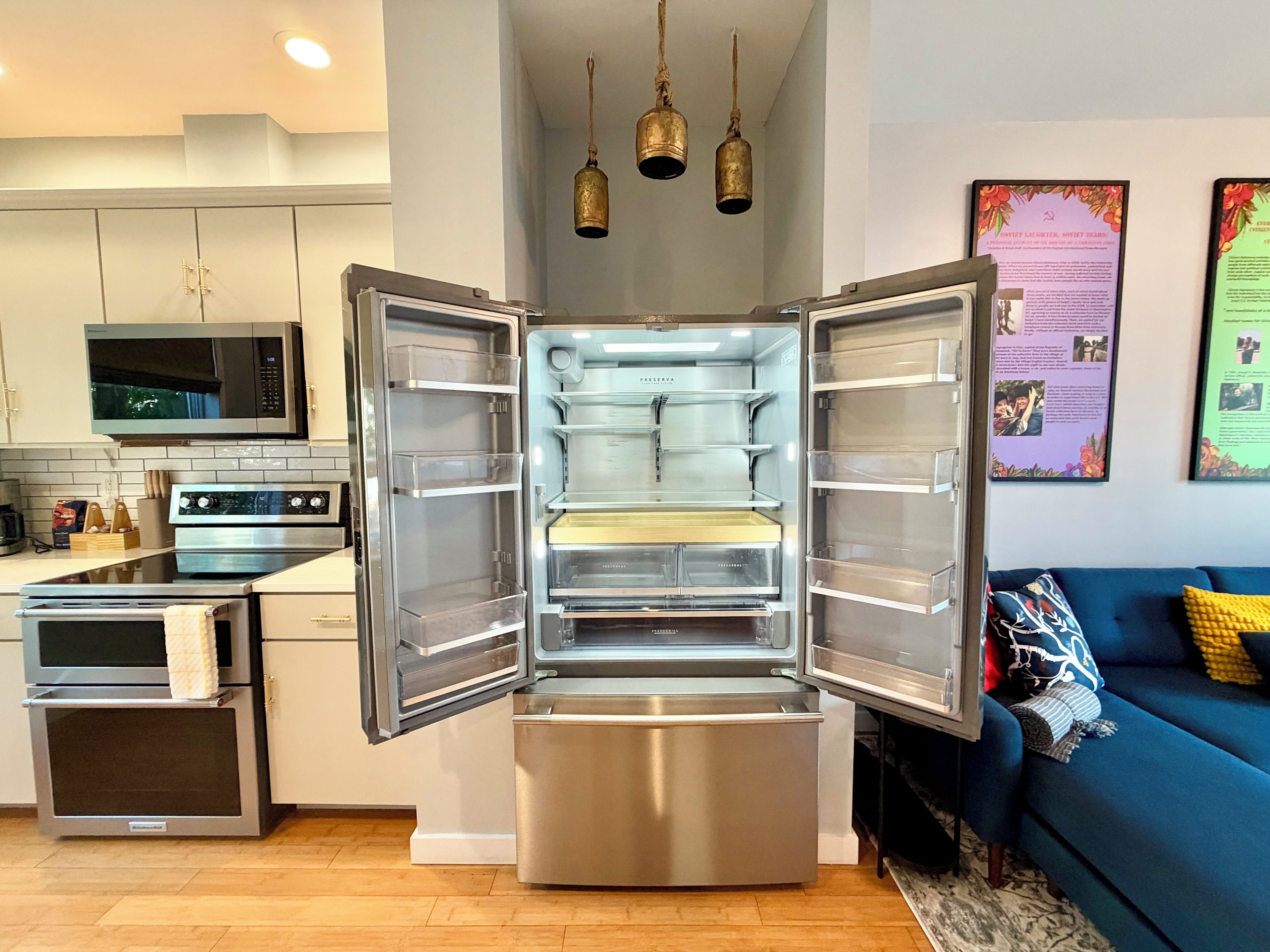Une cuisine moderne équipée d’un réfrigérateur encastré, d’un four à micro-ondes et d’une cuisinière.