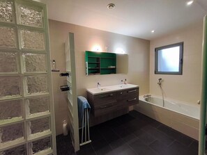 Bathroom - New Listing (Peaugres)