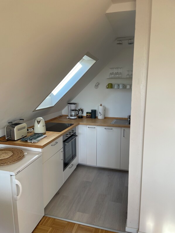 A compact kitchen with a skylight, a toaster, a kettle, and a coffee maker. - New Listing (Kürten)