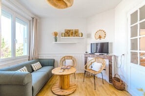 Living area - New Listing (Reims)