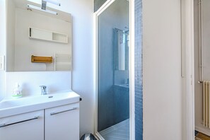 Bathroom - New Listing (Reims)