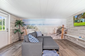 Living area - Spacious 4-bedroom house in Homosassa, huge parking! Family and pets friendly (Homosassa)