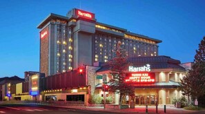 Ein großes Hotel mit mehreren Etagen und einem gut sichtbaren Harrah's Schriftzug.