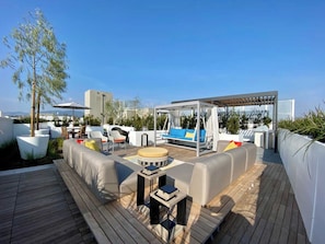 A rooftop terrace with outdoor seating, a pergola, and a view of the city skyline. - Ocean-View Penthouse near Beach w/ Rooftop Deck & Pool (Santa Monica)