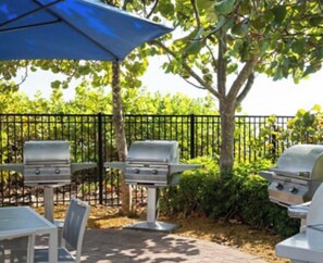 Outdoor dining - Oceanside - Marriott Ocean Pointe Resort 2 bd/bath-Full Resort Access (Palm Beach Shores)