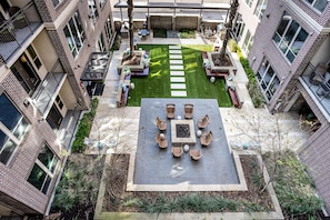 Un jardin sur le toit comprenant un espace salon, un foyer et un sentier.