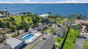 A residential area with a swimming pool, houses, and a marina. - Lemon Bay | Waterfront Condo Near Dearborn St (Englewood)