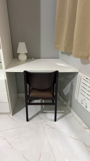 A corner desk with a chair, a lamp, and a radiator. - New Listing (Rio de Janeiro)