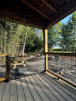 Puinen terassi, jolta avautuu näkymä metsään ja vesistöön.