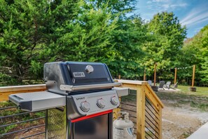 Ein tragbarer Weber Spirit Grill mit digitaler Anzeige, Seitenbrenner und integriertem Thermometer.