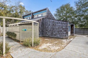 Il s’agit d’une propriété résidentielle dotée d’une cour arrière clôturée, d’un garage séparé et d’une maison à toit en pente.