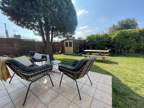 An outdoor patio with two chairs, a table, and a wooden bench. - Beautiful 3 bdr villa close to CDG airport/ villepinte/ Paris (Aulnay-sous-Bois)