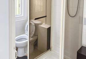 A bathroom with a toilet, a shower enclosure, and a window. - 1 Bed Flat Sleeps 2 - Pets Welcome - Tv & WiFi (Middlesbrough)
