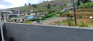 Zona residencial com casas e campos em socalcos.
