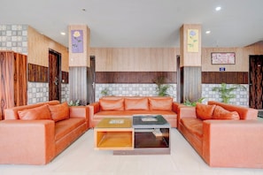 Una sala de estar moderna con un sofá seccional, una mesa de centro y decoración mural.