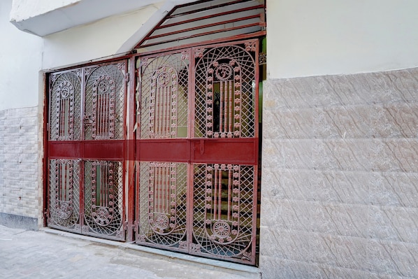 Una reja metálica con diseños intrincados y estilo arquitectónico tradicional.