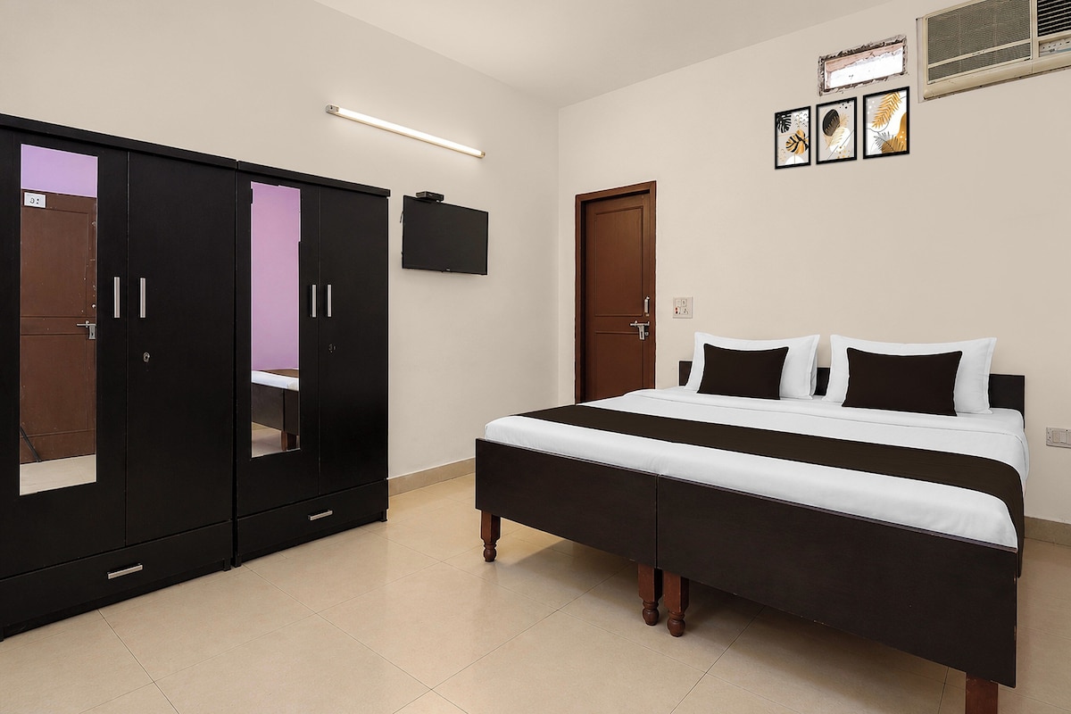 Un dormitorio con cama, armario y televisor.