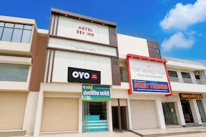 A hotel with a sign for Hotel Dev Inn and a mobile phone brand OYO. - Hotel O DEV INN (Gwalior)
