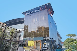 Un moderno edificio de hotel con fachada de vidrio y un letrero que dice 'I LOVE ONE HOTEL'.