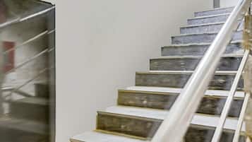 Una escalera con barandillas metálicas y peldaños.
