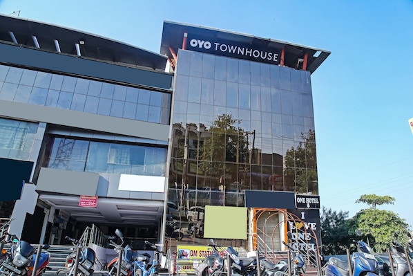 Un edificio moderno con un letrero que dice 'OYO TOWNHOUSE' y un letrero más pequeño debajo que indica 'INTERIORT'.