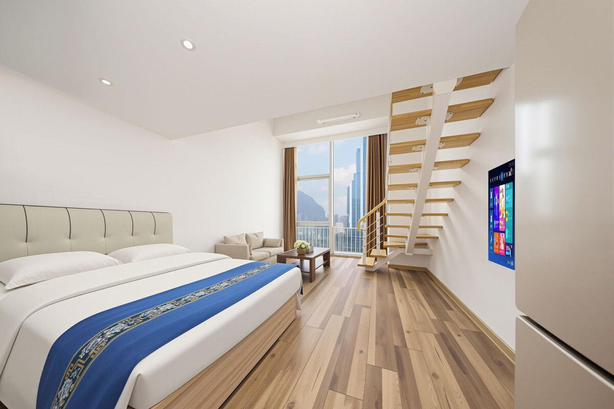 Ein modernes Hotelzimmer mit einem großen Bett, einer Holztreppe und Blick auf die Stadt.