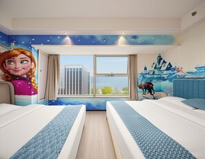 Ein Hotelzimmer mit zwei Betten, einem großen Fenster mit Blick auf die Stadt, einem Wandgemälde einer Figur und einer Decke mit Sternenmuster.