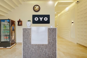 Una recepción con un cartel que dice 'OYO'.
