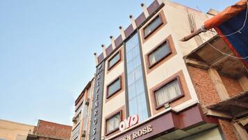 Un edificio de hotel de varios pisos con un letrero llamativo que dice 'Hotel Alpenrose'.