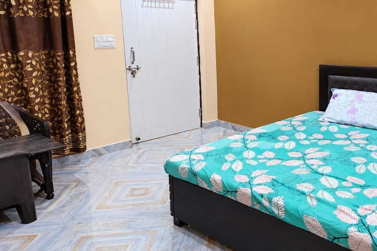 Une chambre à coucher avec un lit, un bureau et une armoire.