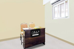 Una mesa de recepción con un letrero que dice 'Collection Company-Serviced'.