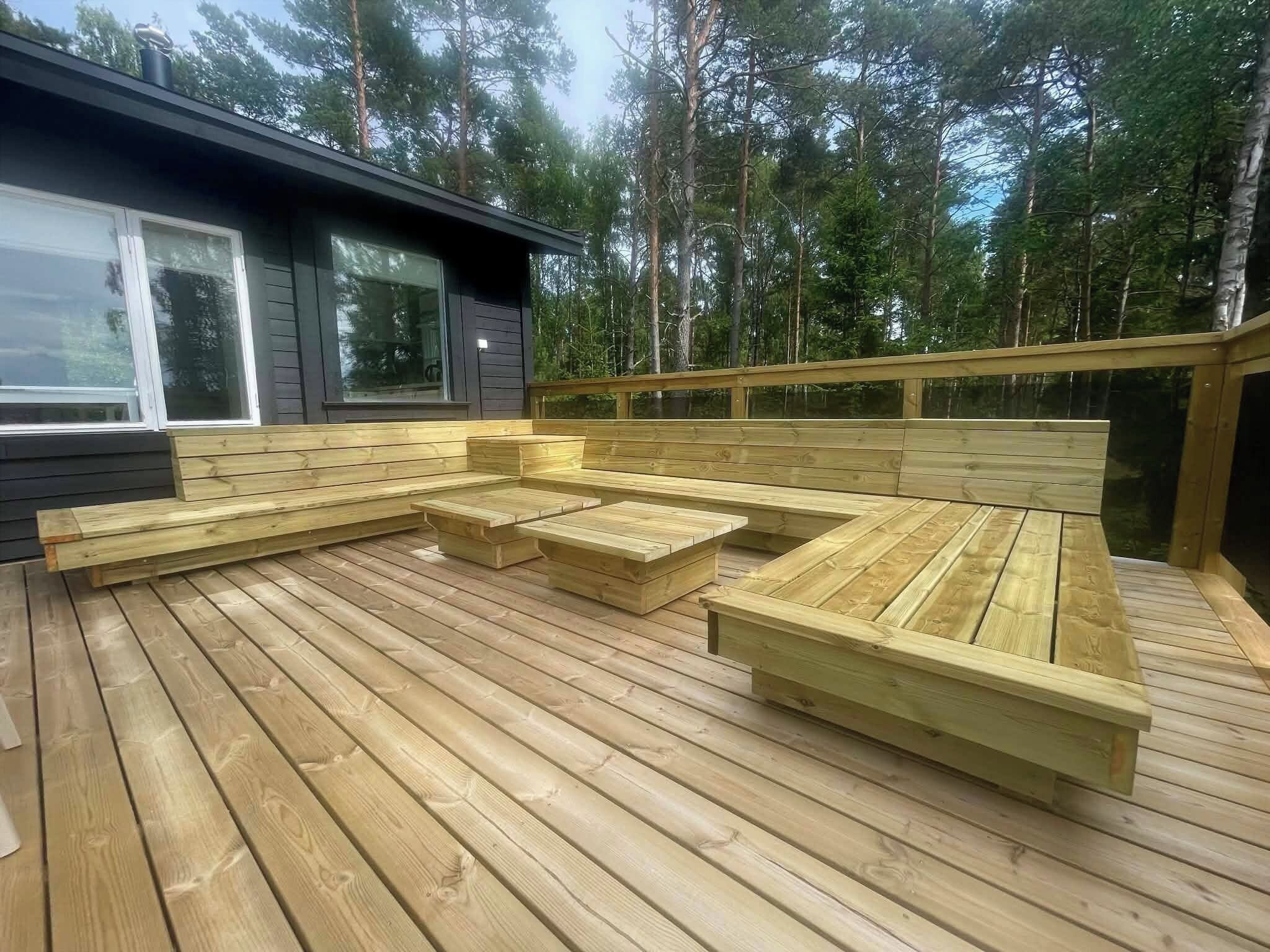 Eine Holzterrasse mit integriertem Sitzbereich.