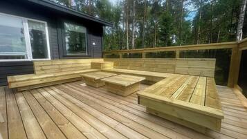 Eine Holzterrasse mit integriertem Sitzbereich.